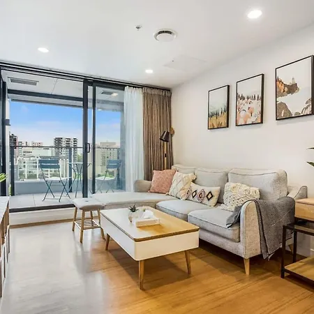 Cosy Two Bedroom Apartment With Balcony Pool And Gym